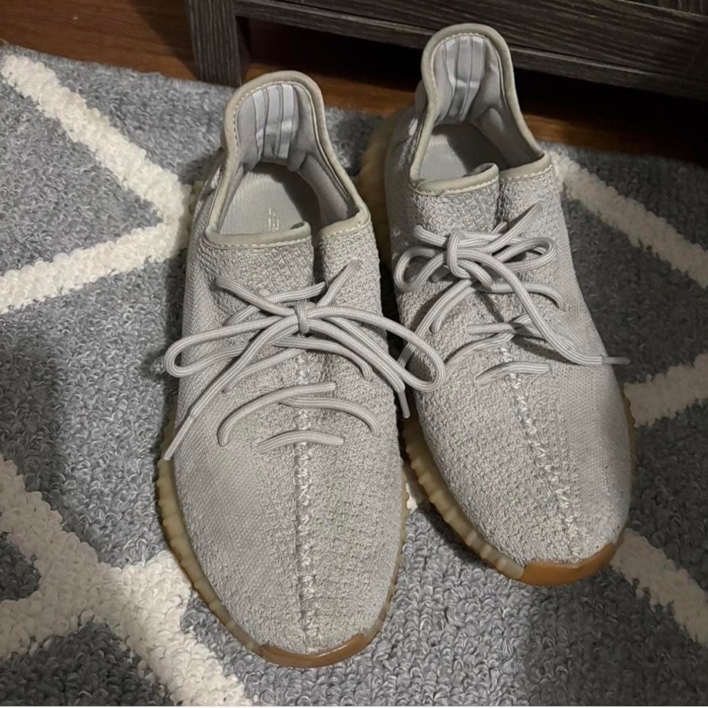 Yeezy Boost Style Low-Top Knit Sneakers in Light Gray with Gum Sole